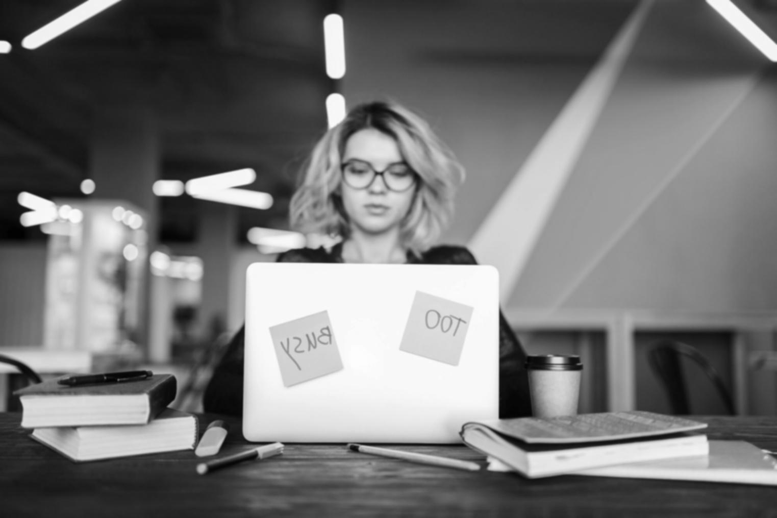 Istruttore mostra dashboard SEO locale durante lezione interattiva